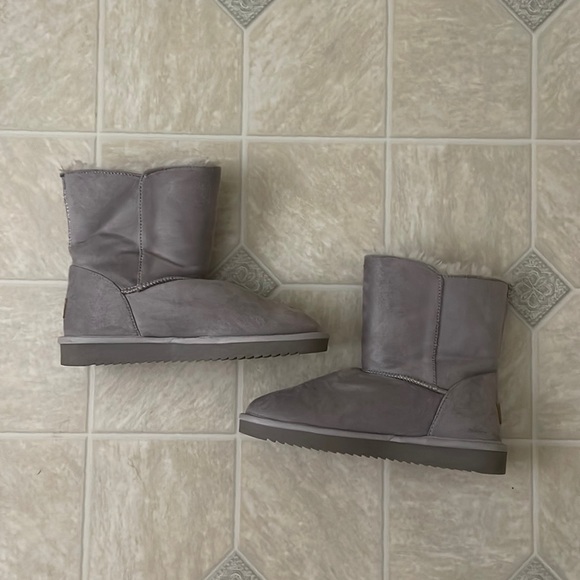 Camel Crown Fuzzy Boots - Picture 2 of 3